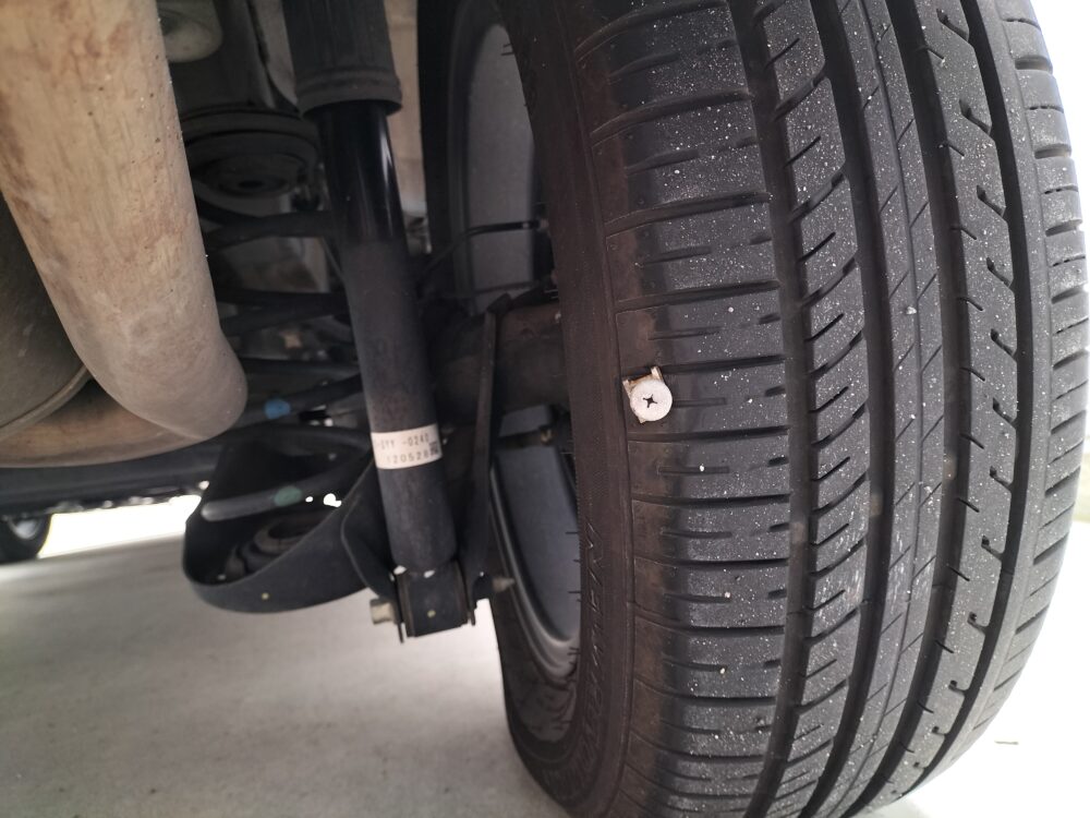 タイヤパンクの原因として、ネジや釘、金属片が刺さっていることが多い